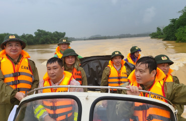 Khắc phục khó khăn, nỗ lực ứng cứu dân trong mưa lũ